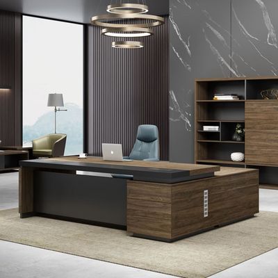 Stijlvol L-vormig kantoor bureau voor directeur en manager in modern design